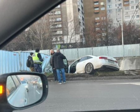 Кола падна в изкоп за метрото в София