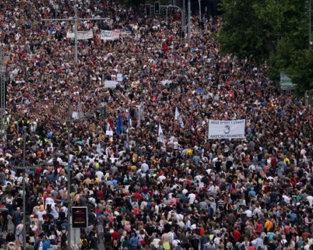 Масовите протести в Сърбия продължават, призовават за масова стачка утре