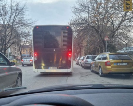 Липсата на паркоместа в Кършияка превърна основен булевард в паркинг, в час пик движението е ад