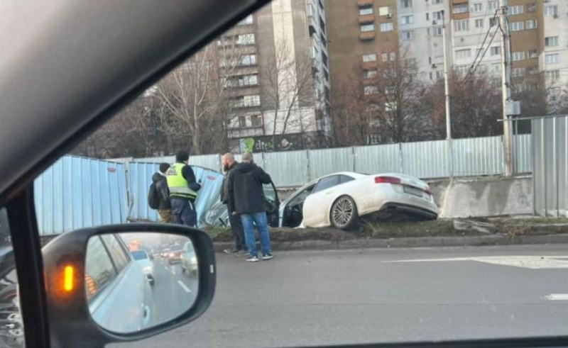 Кола падна в изкоп за метрото в София