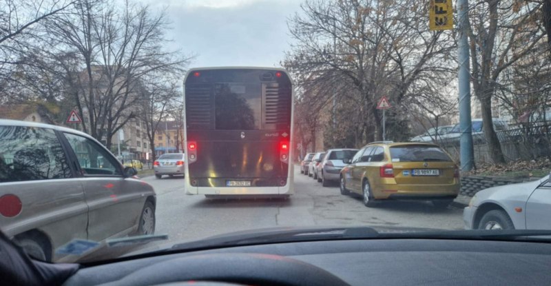 Активна лента за движение всекидневно се превръща в паркинг на