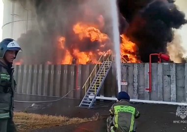 Украйна заяви днес че е поразила руска петролна рафинерия и