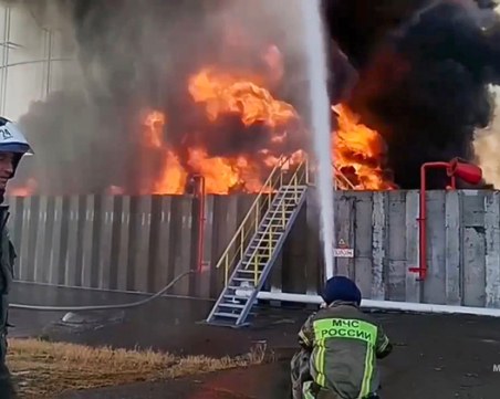 Украйна заяви, че при голяма атака с дронове е поразила руска петролна рафинерия