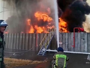 Украйна заяви, че при голяма атака с дронове е поразила руска петролна рафинерия