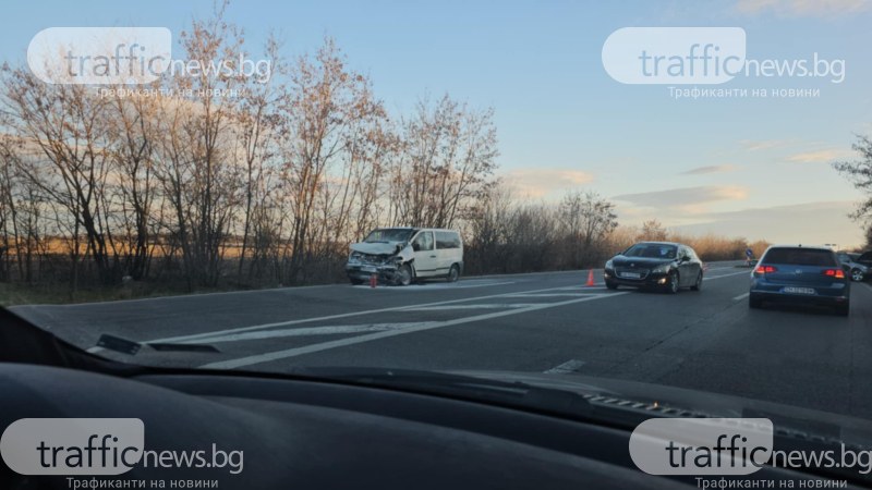 Бус се вряза в джип преди Стара Загора и пламна, има пострадали