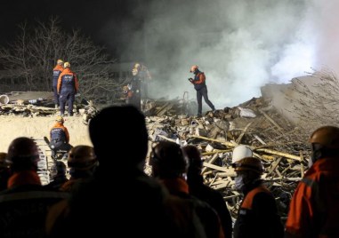 Спасители в турция извадиха днес телата на 23 годишна жена и