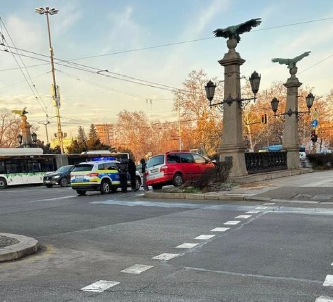 Кола се вряза в пилона на Орлов мост