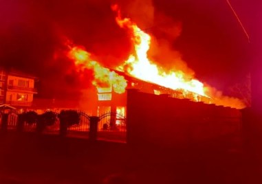 Дървени къщи за гости и прилежащата към тях механа пламнаха в