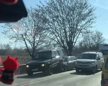 Кола влезе под джип на Околовръстното