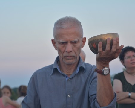 Любим автор на Роби Уилямс и Боно от U2 идва за премиера в Пловдив