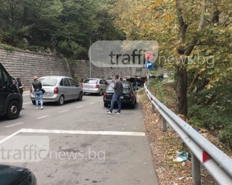 Жена е в болница след катастрофа край Бачково