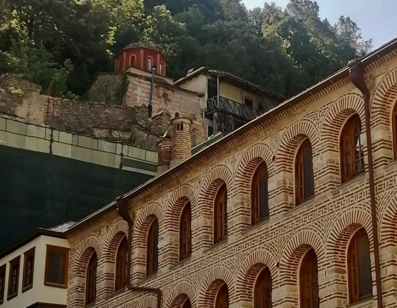 Отиде си игуменът на Зографския манастир архимандрит Амвросий. Той е