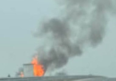 Камион е избухнал в пламъци на АМ Струма алармират водачи