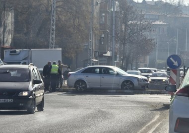 Лек автомобил ауди е кацнал на кръговото на Водната палата
