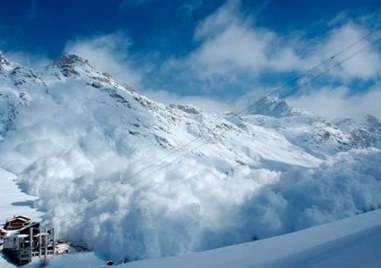 Петима скиори загинаха вчера при две отделни лавини във френските