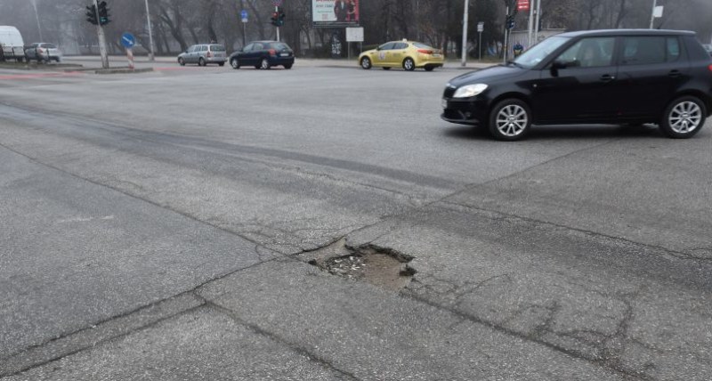 Огромна дупка зейна на основен булевард в Кършияка, пловдивчанин в борба с институциите вече 20 дни