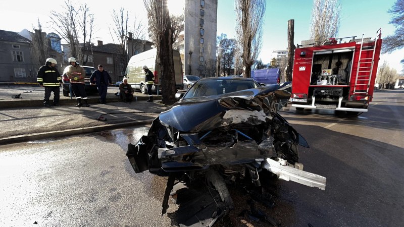 20-годишен шофьор се заби челно в дърво в Хасково, откаран е в болница