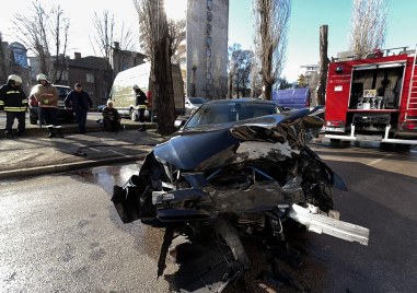 20 годишен шофьор на кола се блъсна челно в дърво на