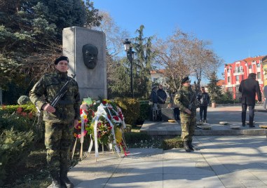 171 години след неговото рождение Стефан Стамболов продължава да заема