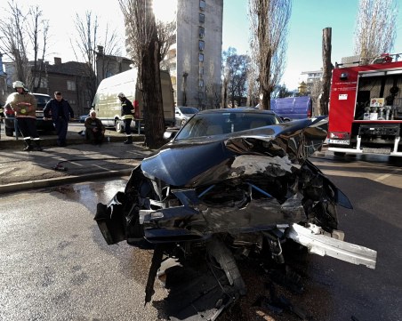 20-годишен шофьор се заби челно в дърво в Хасково, откаран е в болница