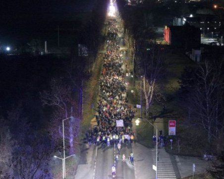 Пешеходният поход на студенти в Сърбия продължава, протестиращите стигнаха до Инджия