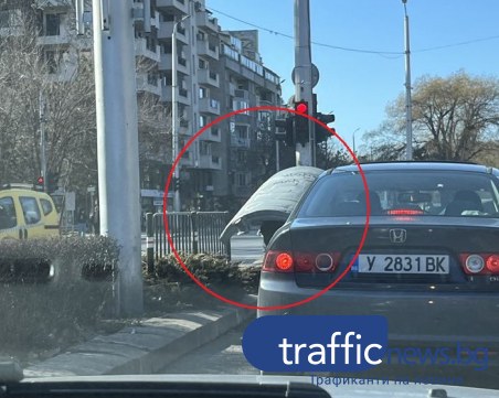 Римски легионер от махалата! Мъж отмъкна капак на контейнер, пази се от „стрелите” на слънцето