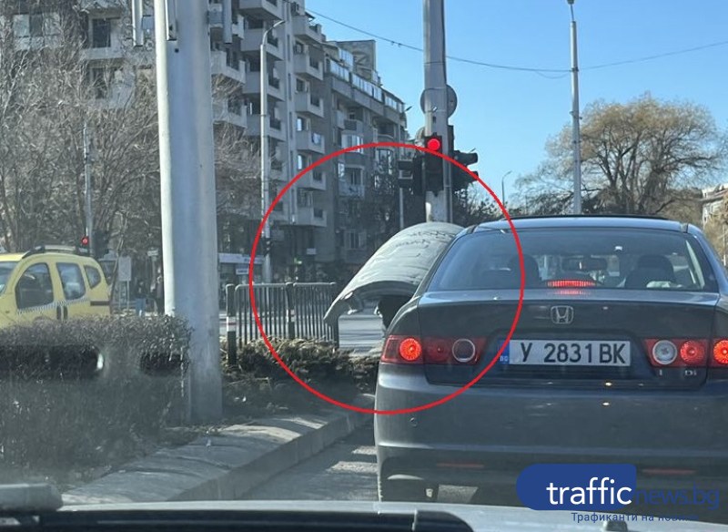 Римски легионер от махалата! Мъж отмъкна капак на контейнер, пази се от „стрелите” на слънцето