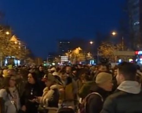 Хиляден протест в Сърбия блокира три основни моста в Нови Сад, Вучич: Няма да позволя да управлявате страната