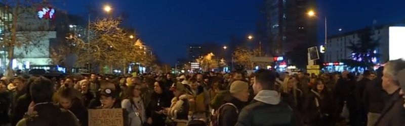 Хиляди в Сърбия блокираха трите ключови моста в Нови Сад.