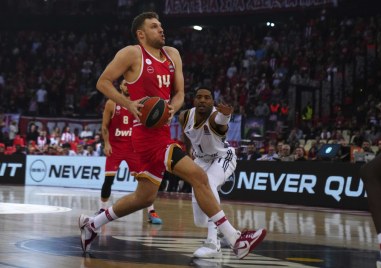 Александър Везенков и Олимпиакос записаха втора поредна победа в мъжкото