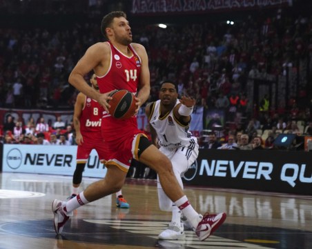 Везенков с 13 точки при труднен успех на Олимпиакос в гръцкото първенство