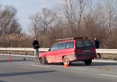 Тежка катастрофа между два автомобила остави движението на пътя между