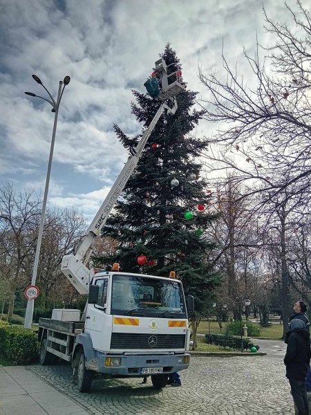 Сакатлък! Вишка отказа да свали служители, демонтирали коледната украса в Пловдив СНИМКИ