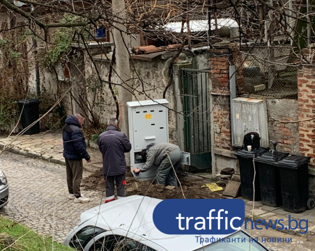 Градски абсурди! Ново ел. табло блокира тротоар на улица в центъра на Пловдив