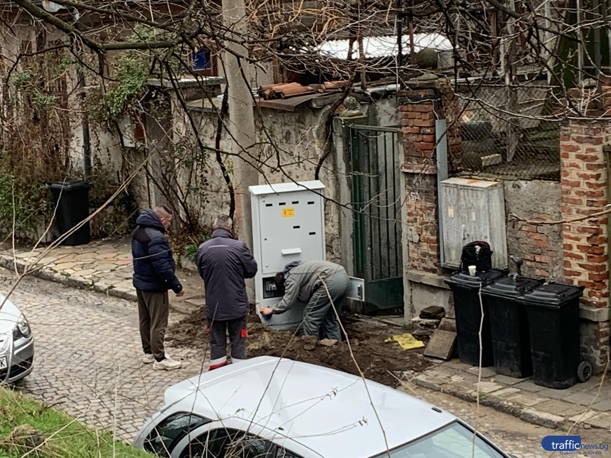 Градски абсурди! Ново ел. табло блокира тротоар на улица в центъра на Пловдив