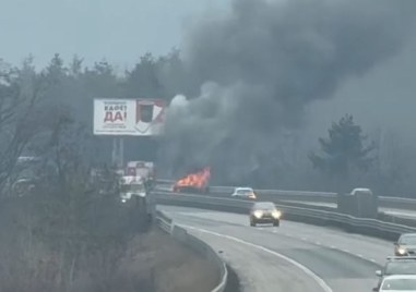 Кола гори на АМ Тракия в този момент От возилото