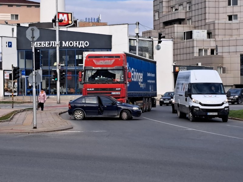 Катастрофа затруднява движението на кръстовище в Пловдив