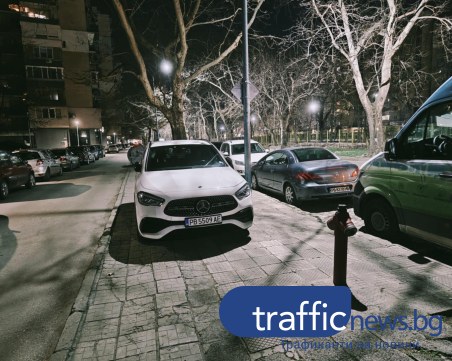 За по-удобно: Водач паркира под прозореца си, блокирайки тротоар и достъпа до хидрант