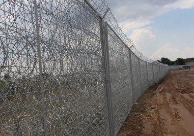 Гранични полицаи задържаха 11 мигранти и четирима европейски граждани представили