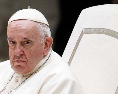 Папата прекъсна проповед заради затруднено дишане