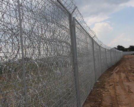 Задържаха 11 мигранти от Мароко и четирима европейци, помагащи им да преминат незаконно