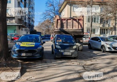 Смарт количка блокира движението до оживено кръстовище в Пловдив и