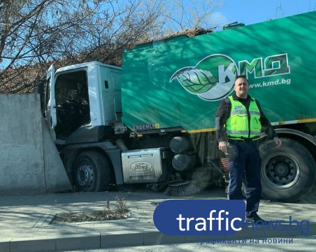 Боклукчийски камион се заби в бетонна стена на бул. „Кукленско шосе”