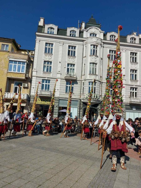 Кукери, гайдари и танцьори в Дионисиево шествие по Главната в Пловдив