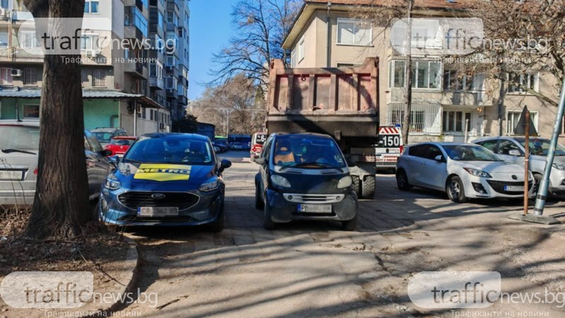 Размерът няма значение! Смарт количка блокира камион в центъра на Пловдив