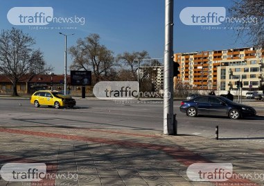 Два автомобила са се блъснали пред кметството в ЖР Тракива