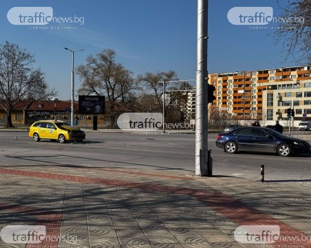 Две коли си блъснаха пред кметството в 