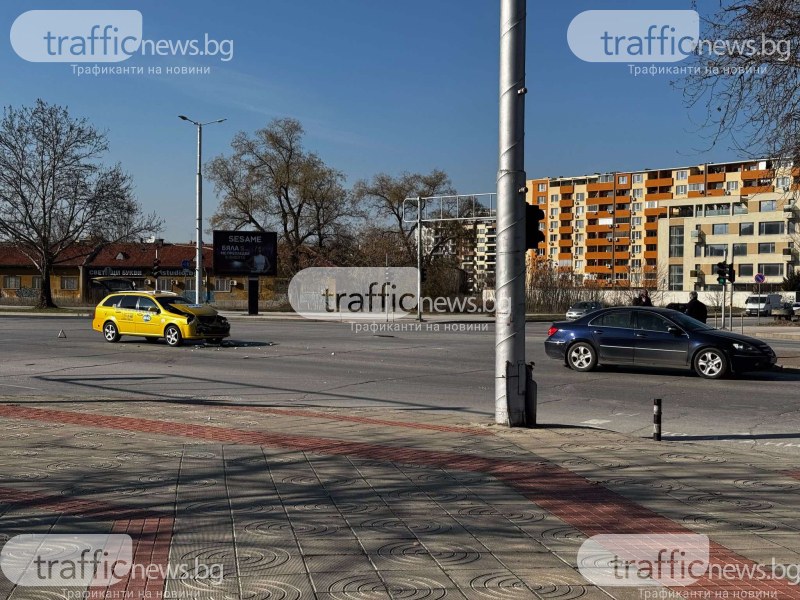 Две коли се блъснаха пред кметството в 