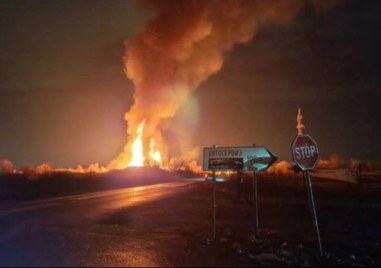 Голям пожар пламна между кварталите Требич и Илиянци тази вечер