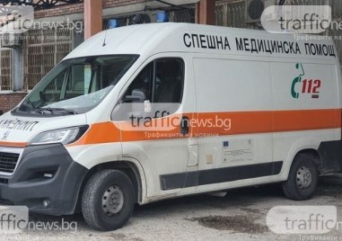 Трима души са пострадали при челен сблъсък между два автомобила